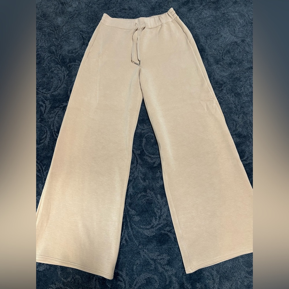 AirEssentials Wide Leg Pants
SPANX®